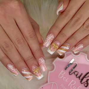 elegante-weihnachtsngel-in-nude-wei-gold-festliches-nageldesign-mit-schleifen-wintermotiven
