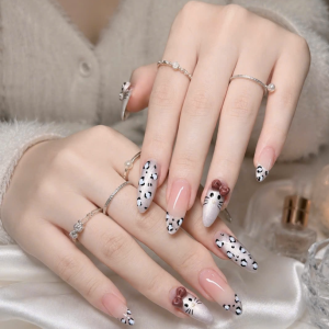 schwarz-weisse-katzen-eleganz-wenn-verspielte-leopardenmuster-und-zarte-schleifen-zu-einem-unwiderstehlichen-nail-design-verschmelzen