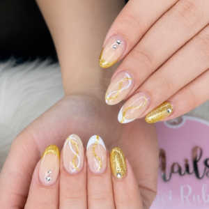 gold-glitter-french-ngel-mit-weissen-swirls-luxurises-elegantes-nageldesign-2026