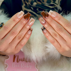 frhlingsngel-2026-elegantes-nageldesign-in-braun-nude-mit-goldenen-details