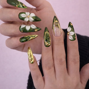 smaragdgrne-luxus-ngel-mit-3d-blumen-goldakzenten-exklusive-nailart-2026-bei-rubynails-rostock