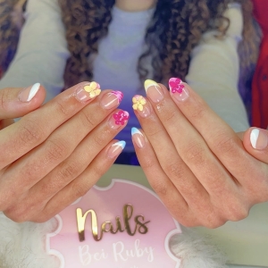 sommerngel-2026-buntes-blumen-nageldesign-mit-pastell-french-und-3d-blten