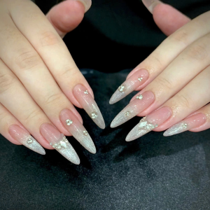 wenn-ngel-flstern-statt-schreien-crystal-ombre-nails-als-neuer-luxus-trend-in-rostock