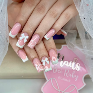 romantische-rosa-french-ngel-mit-schleifen-und-herzen-feminines-nail-design-2026