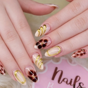 luxurise-nude-ngel-mit-gold-animal-print-2026-eleganz-trifft-auf-moderne-nail-art-bei-rubynails-rostock