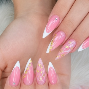 pink-glam-french-nails-das-luxurise-rosa-stiletto-design-mit-golddetails-und-weissen-spitzen
