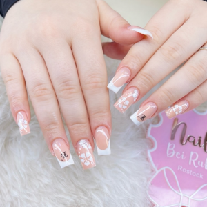 elegante-babyboomer-french-nails-mit-floraler-nail-art-zartes-hochzeits-nageldesign-im-modernen-square-style