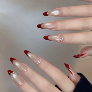 rote-french-nails-2026-elegante-mandel-ngel-mit-nude-base-und-roter-spitze
