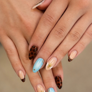 leopard-pastell-ngel-mit-babyblau-und-golddetails-modernes-luxus-nageldesign-2026