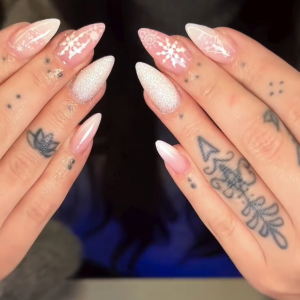 weihnachtsngel-2025-elegantes-rosa-wei-nageldesign-mit-schneeflocken-winterglitzer