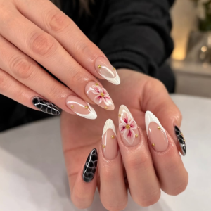 elegantes-nageldesign-mit-blumen-und-schwarz-wei-kontrast-exklusive-gel-ngel-bei-rubynails-rostock