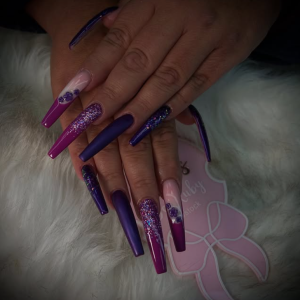 lila-glitzertrume-das-magische-winter-nail-design-2025-bei-nails-bei-ruby-rostock