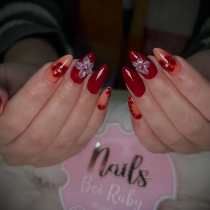 nageldesign-herbst-2025-rote-eleganz-trifft-bltendetail
