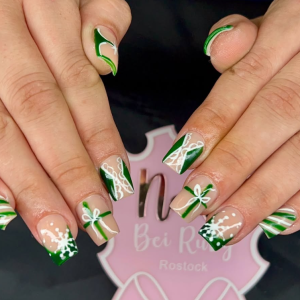 trend-nageldesign-2025-grn-wei-weihnachtsngel-mit-geschenk-motiv-das-groe