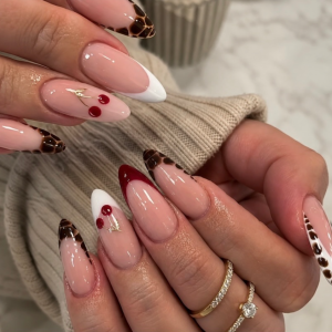 nude-ngel-mit-cherry-design-leopard-spitzen-und-french-variationen-moderner-luxus-nail-look-2026