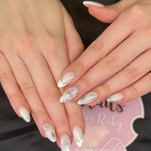 elegante-winter-hochzeitsngel-in-wei-und-silber-zeitloses-nageldesign-mit-glanz-und-raffinesse