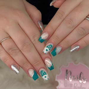trkis-weie-winter-ngel-mit-silberglitter-modernes-nageldesign-mit-festlicher-eleganz