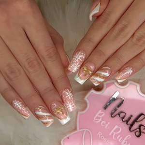 elegante-french-ngel-in-nude-wei-gold-luxurises-nageldesign-mit-schleifen-feinen-goldakzenten