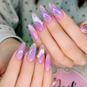 lilac-crystal-marble-ngel-mit-blumenakzenten-elegante-premium-nail-art-in-violett-und-rosa