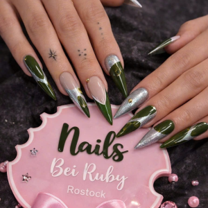 internationaler-frauentag-2026-elegantes-nageldesign-in-grn-silber-bei-ruby-nails-rostock