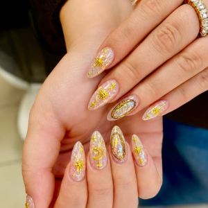 goldene-sterne-monde-und-opalglanz-ein-nageldesign-wie-aus-einer-anderen-galaxie