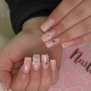 elegante-babyrosa-3d-blumen-ngel-luxurises-soft-square-nageldesign-mit-strass-monogramm-2026