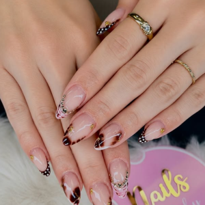 braunes-french-swirl-nageldesign-mit-golddetails-elegante-luxus-ngel-2026