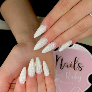 winter-white-elegance-die-trend-weihnachtsngel-2025-christmas-naildesign