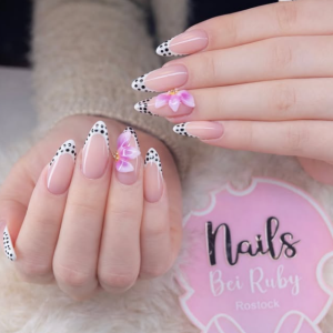 elegante-french-nails-mit-polka-dots-und-3d-blumen-romantisches-nageldesign-im-trend