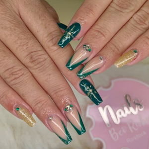 weihnachtsngel-2025-edles-green-gold-nail-design-mit-glitzer-strass-festtagsdetails