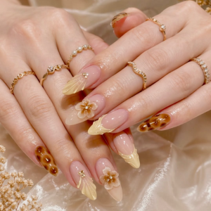 golden-honey-luxury-ngel-mit-3d-blumen-und-tortoise-design-in-rostock-exklusive-signature-nail-art-bei-ruby-nails