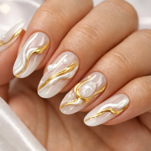 perlmutt-gold-luxurises-nageldesign-mit-flssigen-goldlinien-bei-rubynails-rostock