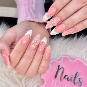 romantische-princess-nails-in-rose-und-weiss-ein-luxurises-3d-nageldesign-mit-blten-spitze-und-strasssteinen