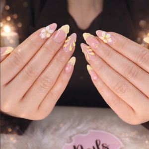 frhlingshafte-eleganz-in-pastell-zartes-blumen-nageldesign-mit-gelb-und-rosetnen