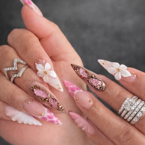 luxus-nageldesign-in-rosa-gold-exklusive-3d-flower-nails-bei-rubynails-rostock