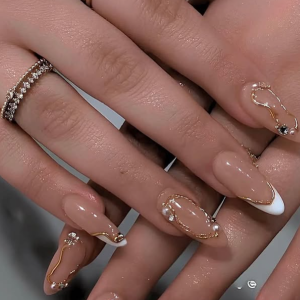 elegante-nude-french-ngel-mit-goldakzenten-zeitlose-schnheit-bei-ruby-nails-rostock
