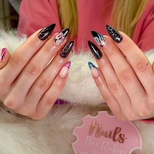 rosa-schwarz-nageldesign-mit-punkten-streifen-modernes-almond-nail-art-trend-2026