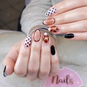 coffee-chic-nails-2026-elegantes-nude-braun-nageldesign-mit-polka-dots-glossy-black-bei-rubynails-rostock