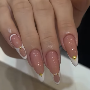 elegante-neujahrs-ngel-2026-zarte-nude-french-nails-mit-goldenen-sternen-fr-einen-stilvollen-jahresbeginn