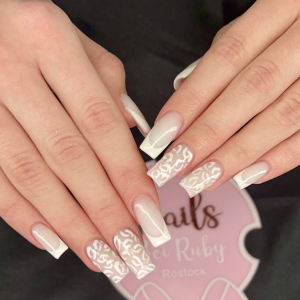 luxurises-french-nail-design-mit-moderner-relief-art-der-elegante-nageltrend-2026