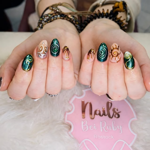smaragd-gold-spiral-nail-art-geheimnisvolle-luxusngel-bei-rubynails-rostock