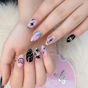 galaxy-pop-nails-mit-sternen-grafischen-symbolen-und-kontrastreichen-farben-als-moderner-trend-im-nageldesign