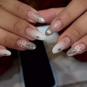 elegante-nude-ngel-mit-silber-glitter-sternen-schleifen-luxurises-nageldesign-fr-stilvolle-frauen-2025