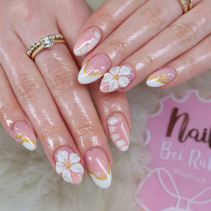zarte-bltenngel-in-rose-wei-2026-romantische-eleganz-und-feine-nail-art-bei-rubynails-rostock