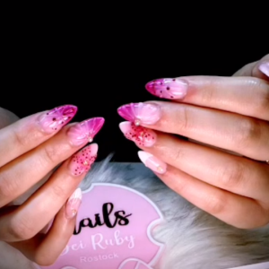 candy-witch-pink-magic-das-zarte-halloween-nageldesign-2025-bei-ruby-nails-rostock