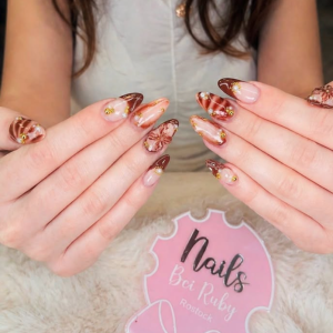 braun-nude-marmor-nageldesign-mit-goldenen-details-der-luxus-nail-trend-2026