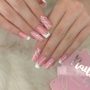 winter-nails-2025-rosa-french-square-mit-schneeflocken-silber-highlights-nails-bei-ruby-rostock