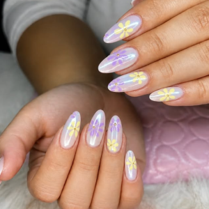 pastell-ombre-ngel-mit-blumen-design-zartes-frhlings-nageldesign-in-lila-gelb-und-milchigem-rosa-2026