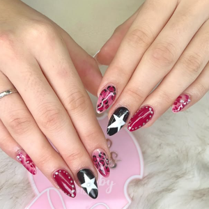 rockige-verspielte-nailart-2025-rote-leopard-details-schwarze-sterne-se-dot-designs