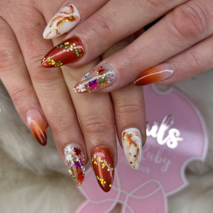 nageldesign-herbst-2025-die-eleganz-der-goldenen-jahreszeit-auf-ihren-fingern